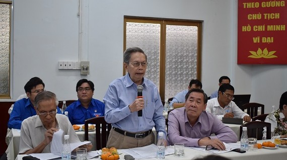 市科學技術聯合會主席阮玉交教授在會議上就招賢納士提案發表意見。