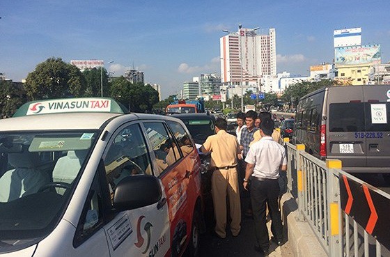 杭青高架橋上的汽車追尾事故導致後方車輛大堵塞。