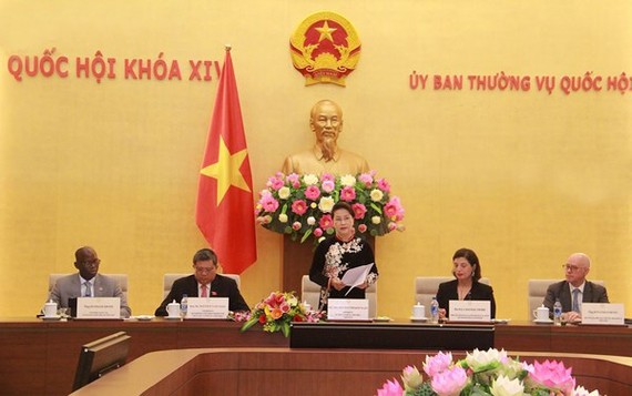 國會主席阮氏金銀在會議上發表演講。