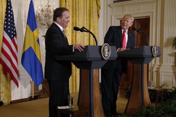 美總統在與瑞典首相共同召開的新聞發佈會上為關稅計劃辯護。（圖源：互聯網）