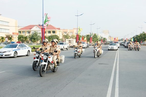 交通警察展開交規宣傳活動。
