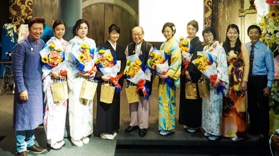 越日兩國藝人在“越南長衫和日本小花布”文化交流活動中合影留念。