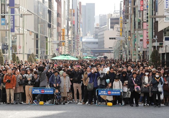 東京街頭的行人齊齊肅立向遇難者致意。（圖源：AFP）