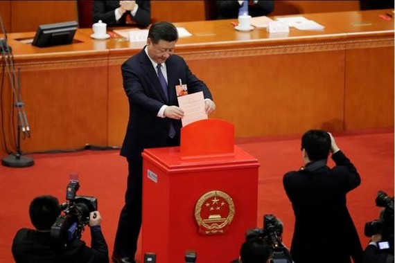 習近平出席全國人大一次會議第三次全體會議為憲法修正案投票。(圖源：路透社)