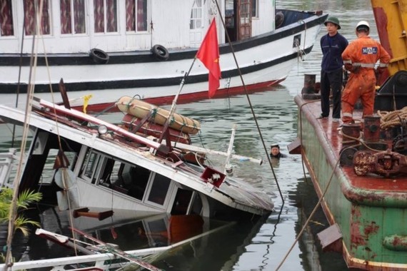 運送汽油船發生火警 ảnh 1