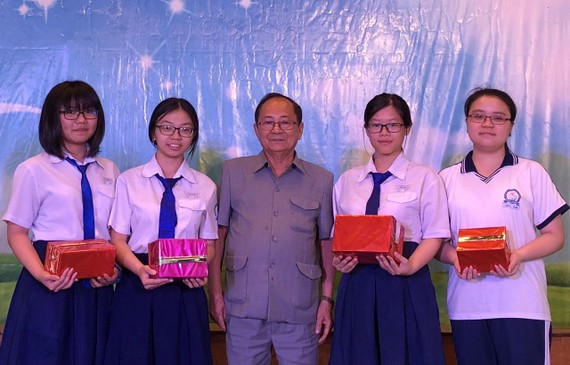 文朗學校校委主席阮曰朗獎勵考取優秀生稱號的學生。