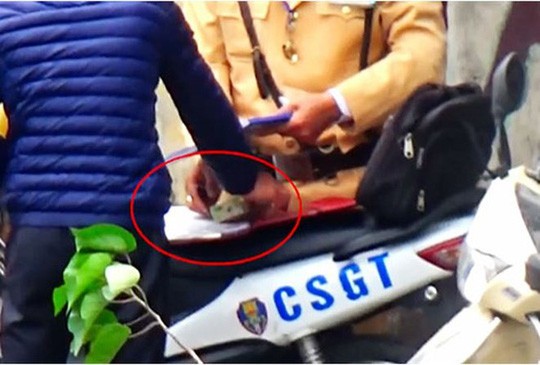 河內市公安廳所屬交警科在查明媒體反映的交警受賄視頻事件。（圖源：視頻截圖）