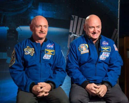 美國國家航空航天局(NASA)研究發現，在國際太空站待了一年的太空人斯科特‧凱利(右)的DNA發生變化，和留在地球的同卵雙胞胎哥哥馬克‧凱利出現7%的差異。（圖源：NASA）