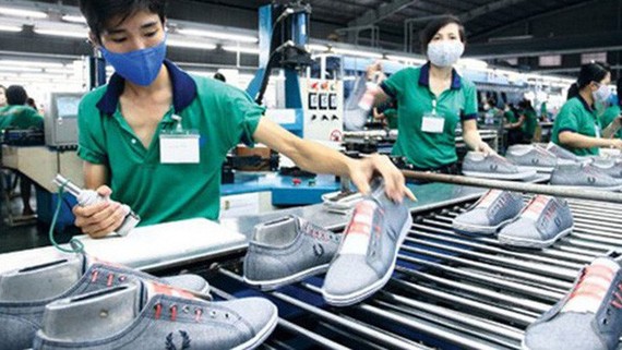 在上呈國會代表的質詢答覆文本中，政府總理阮春福肯定：“今年，政府將繼續落實減少企業開支的主張。”圖為某鞋業公司的成鞋檢驗工段一瞥。（示意圖源：互聯網）