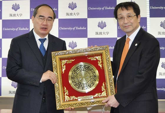 阮善仁同志(左)向築波大學校長永田恭介教授贈送紀念品。