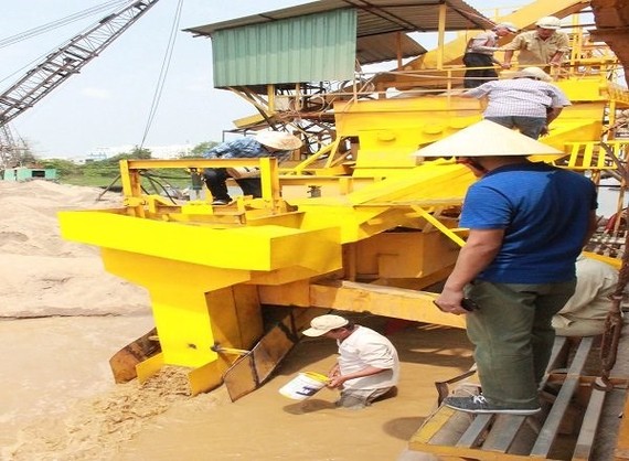 芹苴市砂石淨化股份公司推介使用的鹹砂潔淨化處理成套設備生產線。（圖源：潘成公司提供）