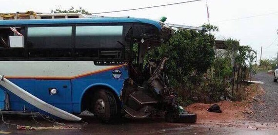 客車碰撞消防車 時速 87 公里 ảnh 1