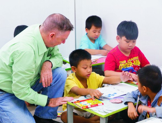 外籍老師正指導學生學習。