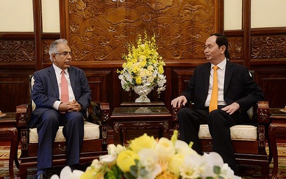 國家主席陳大光(右)接見值工作任期屆滿前來辭行的沙特阿拉伯大使達科爾‧阿爾‧喬哈尼。（圖源：VOV）