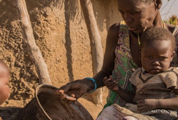 南蘇丹母親在給她的孩子餵食。（圖源：聯合國糧農組織）