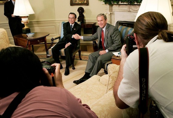 潘文凱總理與美國前總統布什的歷史性握手。