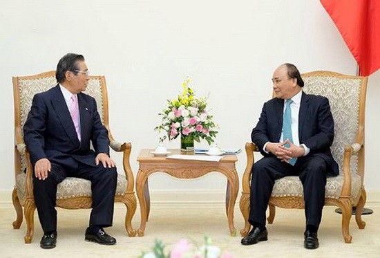政府總理阮春福(右)接見日本首相內閣顧問飯島勳。（圖源：VOV）