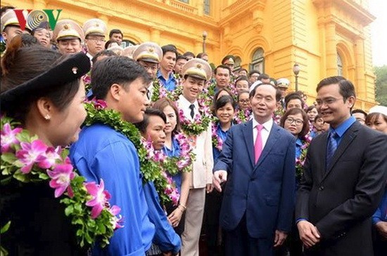 國家主席陳大光與共青團幹部模範交流。（圖源：VOV）