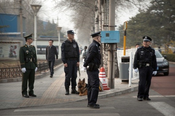 中國釣魚台國賓館27日有多名警察和安全人員在外面管制，外界推測可能是朝鮮領導人金正恩等高層出訪。（圖源：AP）