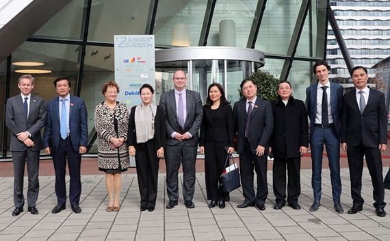 國會主席阮氏金銀(左四)探訪RoyalHaskoning DHV集團旗下NACO公司。（圖源：仲德）