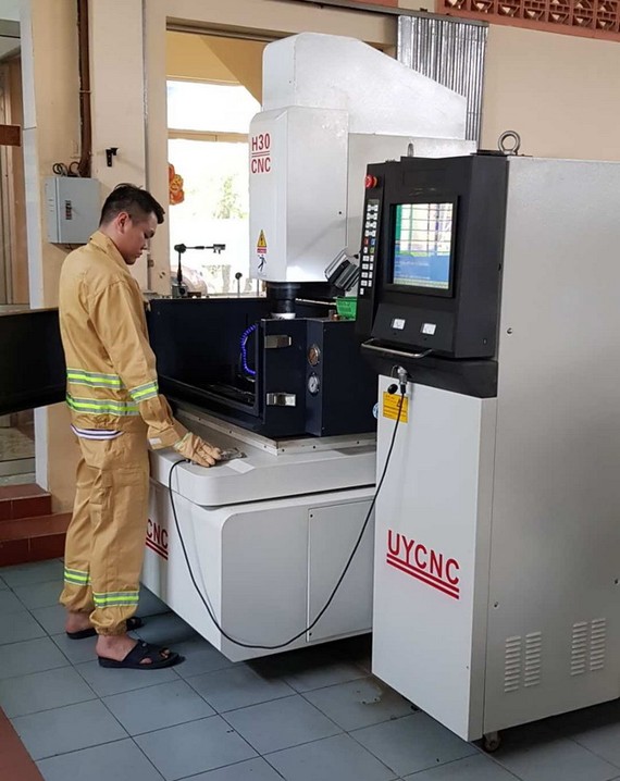 紅心公司負責人劉成發採用CNC數控線 切割機製造精細工模。