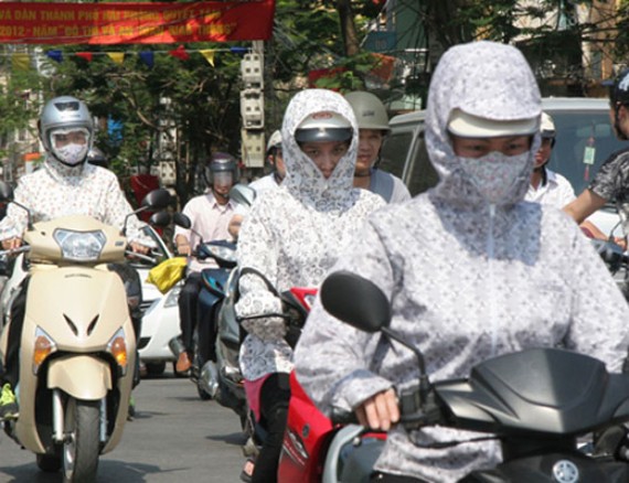 市民外出時都穿上防熱衣、戴上口罩防止強烈的光線直接照射。（示意圖源：互聯網）