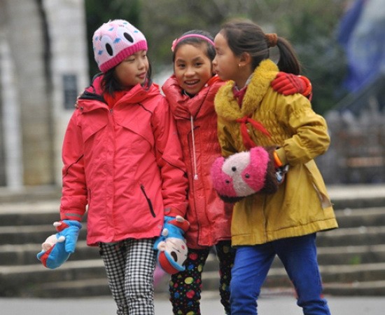 老街省沙巴氣溫降至 4.2 攝氏度，小朋友出門時都穿上保暖外套、戴上帽子和手套。（示意圖源：互聯網）