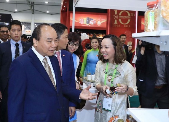 政府總理阮春福參觀越南企業展位。（圖源：統一）