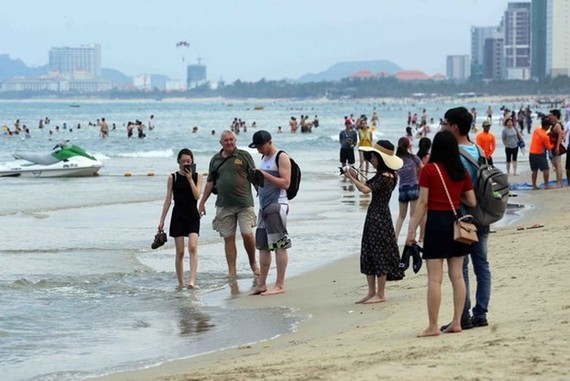 四‧三〇”與“五‧一”兩大節日期間，眾多遊客前來峴港沙灘遊玩。（圖源：陳黎琳）