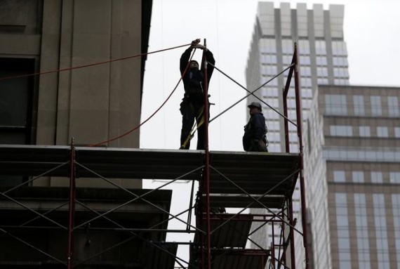 美國4月份失業率降到3.9%。圖為紐約街頭的建築工人。（圖源：AP）
