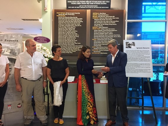 市戰爭罪證博物館館長陳春草(右二)代表博物館接收阿根廷駐越大使胡安‧卡洛斯‧羅利贈送伊格納西奧‧埃斯庫拉記者遺物。