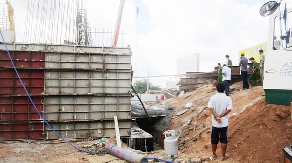 在平陽省苡安市新萬交通樞紐施工工地發生的勞動事故現場。