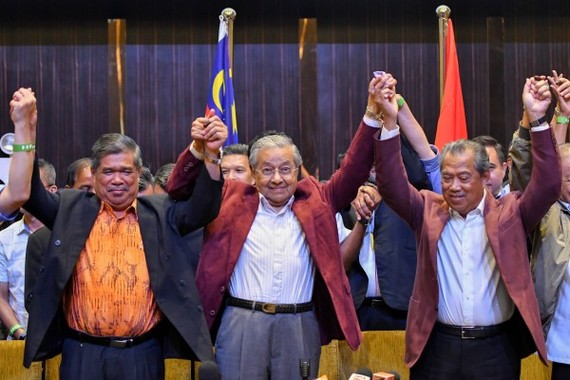 在馬來西亞必打靈查亞，馬哈蒂爾（中）出席新聞發佈會。（圖源：互聯網）