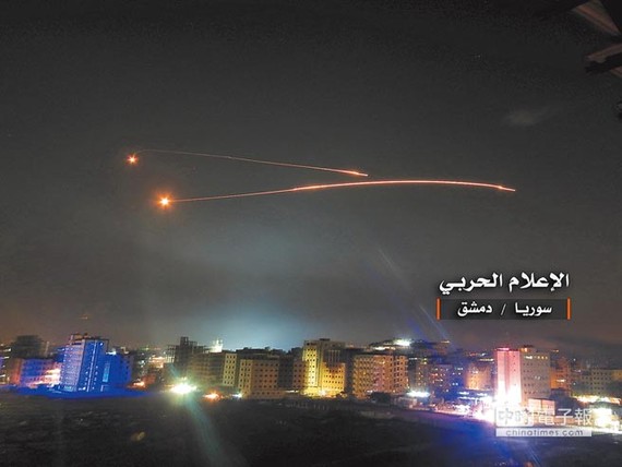 以色列與伊朗近日在敘利亞相互轟炸，以方10日午夜實施大規模空襲，摧毀伊朗在敘的數十個目標。圖為以方飛彈在大馬士革上空畫出2道火線。（圖源：路透社）