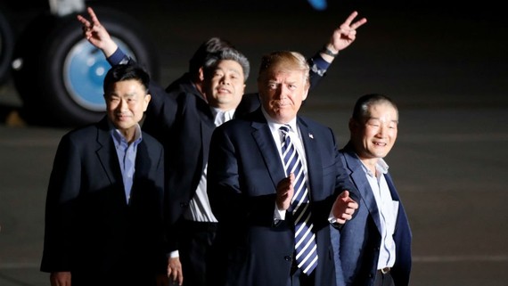 美國總統特朗普10日凌晨前往位於華盛頓附近的安德魯斯空軍基地，迎接3名被朝鮮釋放的美國囚犯。（圖源：路透社）