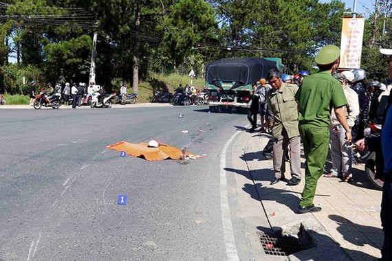 旅遊大巴撞山壁致3人死亡 ảnh 1