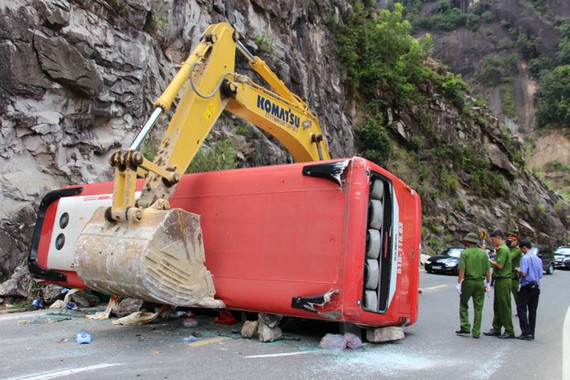 該起交通事故現場，客車側翻，導致3人死亡。（圖源：T.Thịnh）