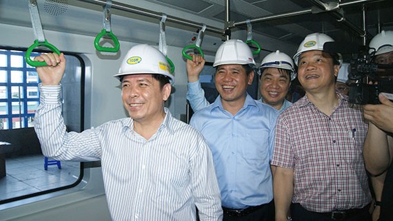 交通運輸部長阮文體(左)與工作團乘搭空載試運行的吉靈-河東線城鐵。（圖源：雨蝶）