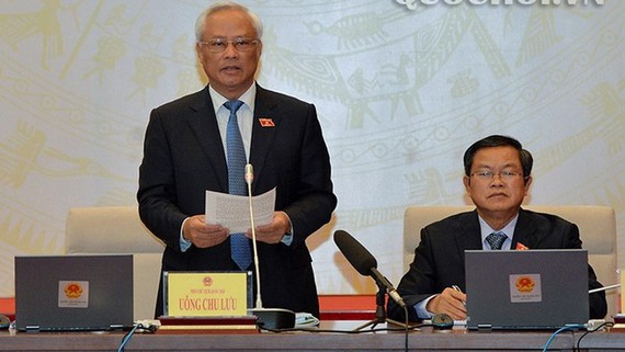 國會副主席汪周琉(左)在會議上發言。