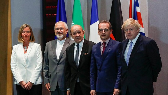 伊朗外長扎里夫(左二)與英法德三國外長及歐盟外交和安全政策高級代表在布魯塞爾。（圖源：路透社）