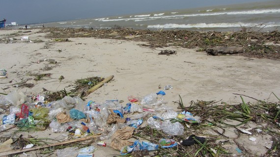 排放海洋塑料垃圾我國居第五位。圖為峴港海灘塑料垃圾污染一瞥。（圖源：IE）