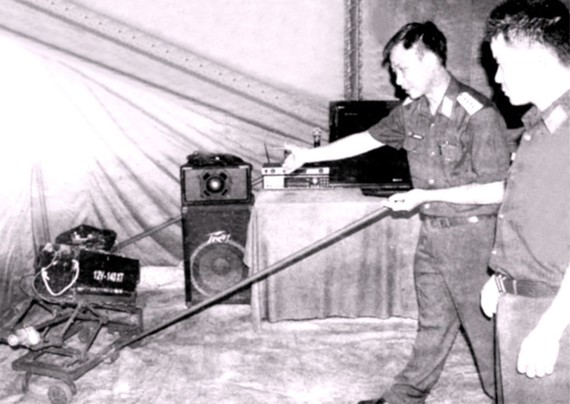 阮海事大尉（左）與其研發把蓄電池送上T-54、T-55坦克的設備。