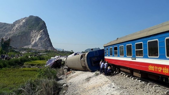 SE19列車與卡車碰撞事故，現場6節車廂脫軌，造成2人死亡。