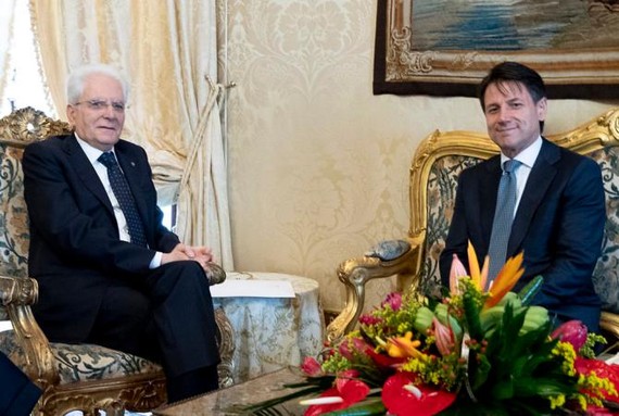 意大利總統馬塔雷拉（左）召見由五星運動黨和聯盟黨共同舉薦的內閣總理人選朱塞佩‧孔戴。（圖源：互聯網）