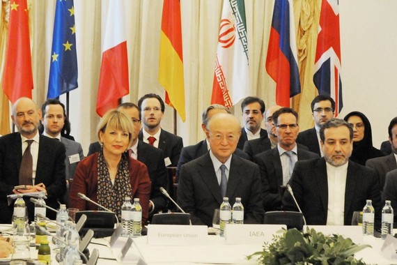 國際原子能機構總幹事天野之彌（前排中）出席伊核問題全面協議聯合委員會會議。（圖源：新華網）