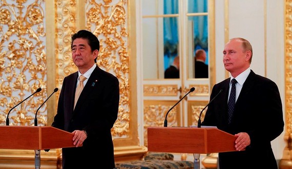 俄羅斯總統普京26日在莫斯科與日本首相安倍會晤後舉行的聯合記者會。（圖源：互聯網）