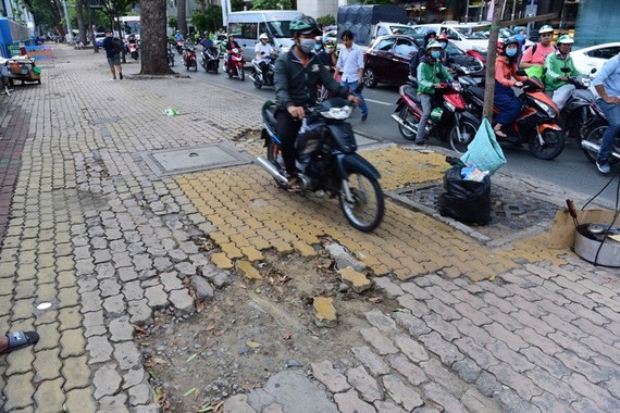 一些缺乏公德心的人在人行道上騎摩托車，加速人行道的損壞。