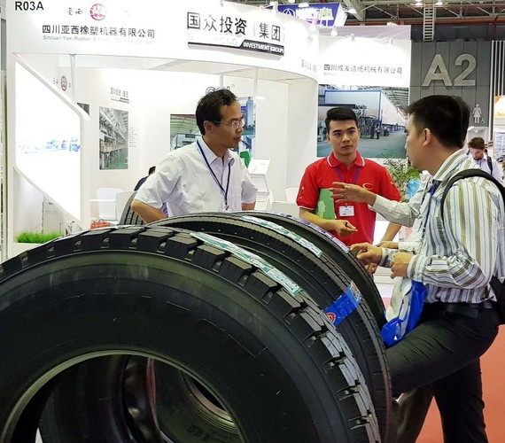 中國企業向越南企業介紹新技術。
