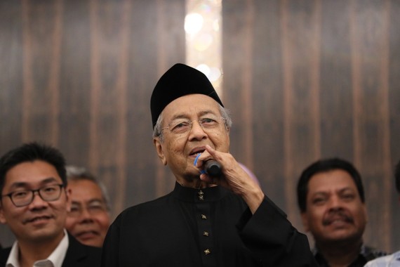 馬來西亞政府最新確認的13名內閣部長2日在首都吉隆坡國家皇宮宣誓就職，標誌著在大選結束近兩個月後，馬哈蒂爾領導的新政府終於完成了組閣。（圖源：BERNAMA）