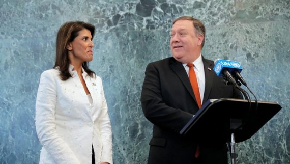 美國國務卿蓬佩奧（右）和駐聯合國大使黑莉在聯合國記者招待會上。（圖源：路透社）